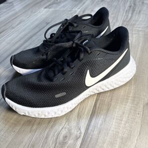 Nike Revolution 5 Womens Black White Athletic Shoes Size 8